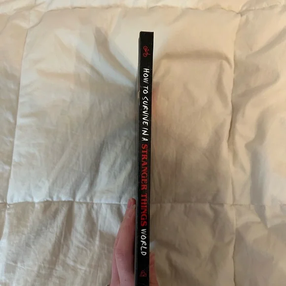 Stranger Things Book - Picture 3 of 4